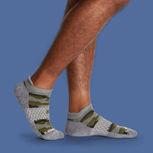 Load image into Gallery viewer, Men&#39;s Camo Ankle Socks
